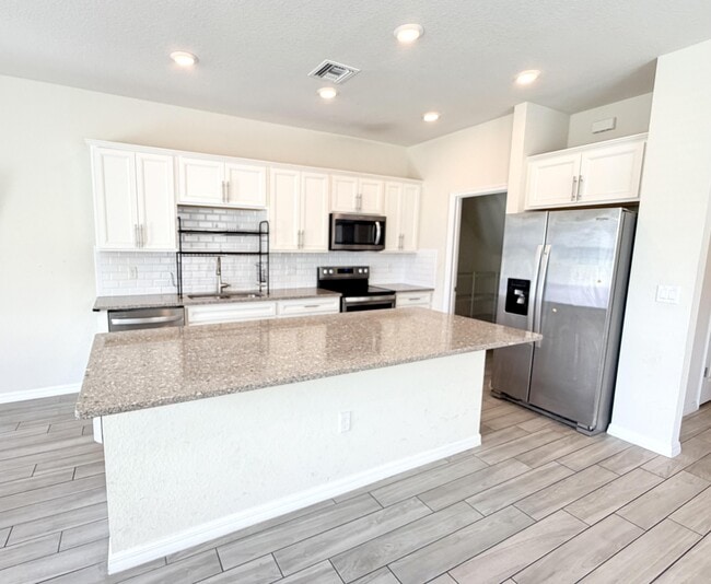 Building Photo - 2800 Troubadour St