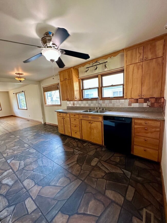 Building Photo - Spacious 3 Bedroom/1.5 Bath with a Bonus Room