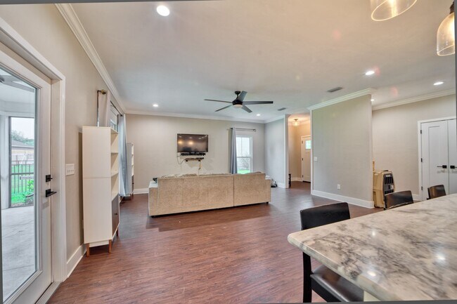 Building Photo - Elegant Modern Farmhouse in High Springs