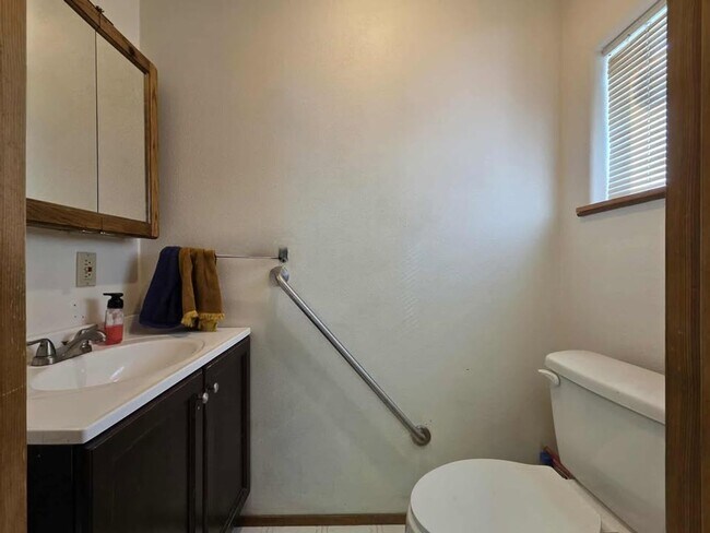 Building Photo - Large 3 Bedroom, 2.5 Bath on Beautiful, HU...