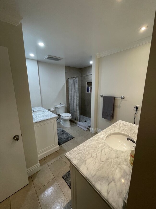 Building Photo - Panoramic Ocean Views and Resort Lifestyle...