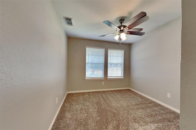 Building Photo - 2415 Pine Cone Dr