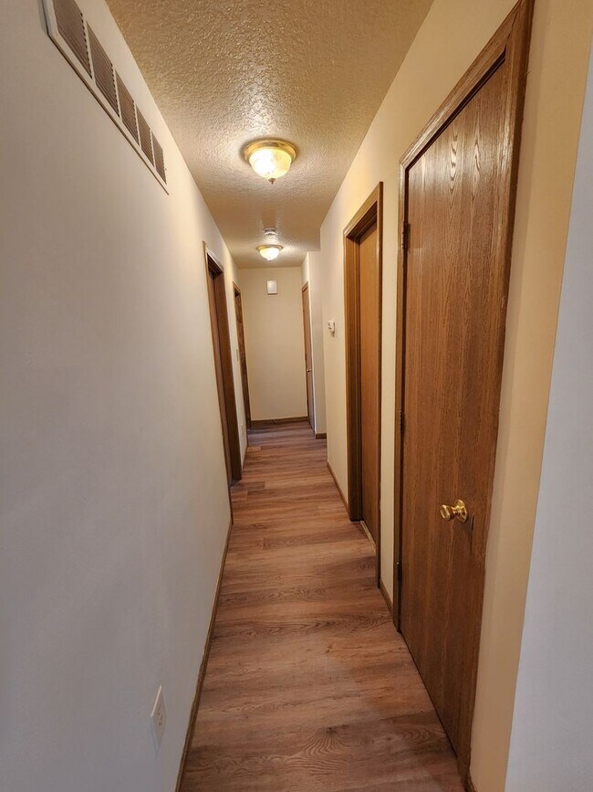 Building Photo - Great 3BR 2BTH Rancher Near Lake Shawnee