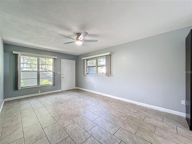 Building Photo - 825 N Primrose Dr
