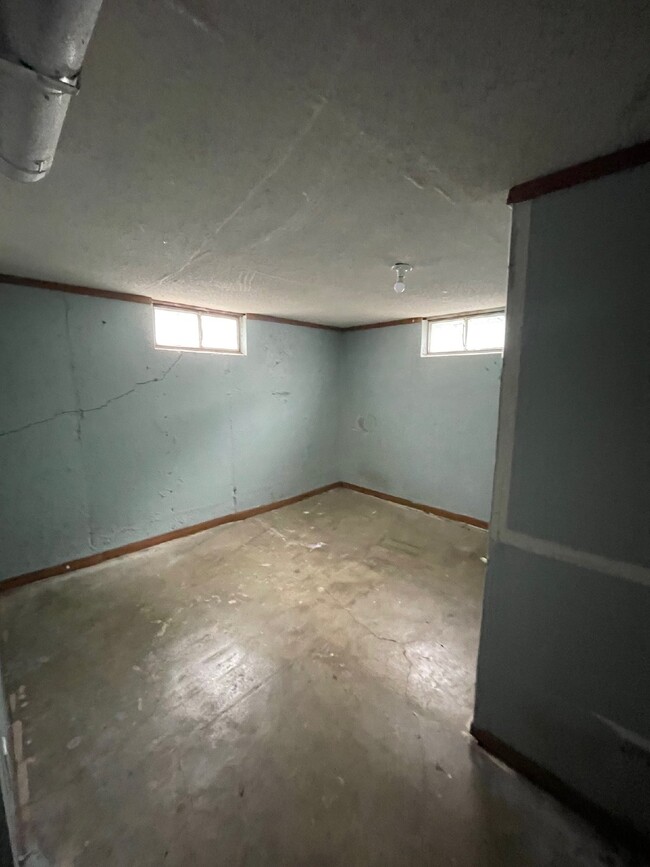 Building Photo - Updated 2 bedroom, 1 bathroom duplex with ...