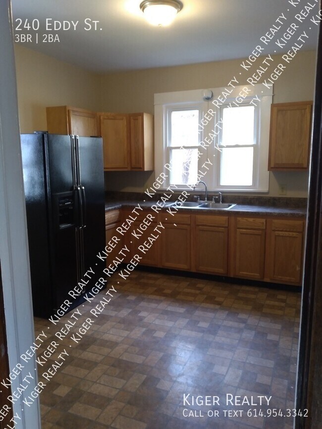 Building Photo - Large 3 Bedroom Home