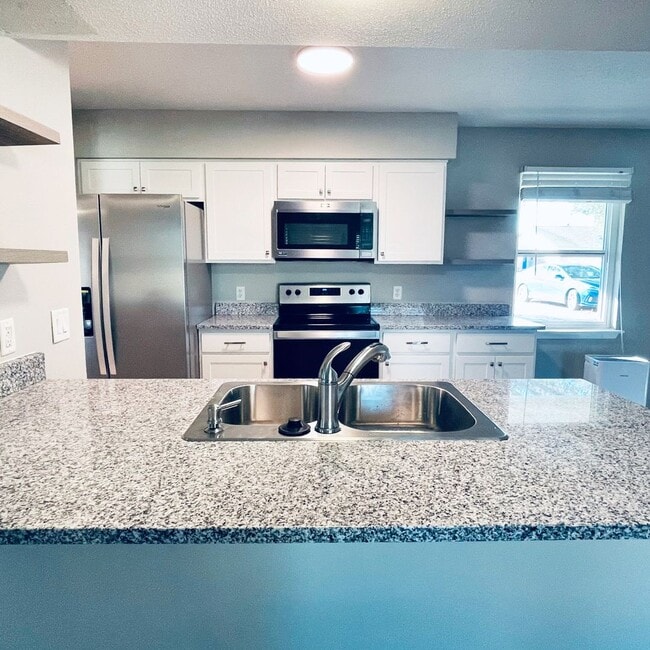 Building Photo - RENOVATED 3bed/2bth Home!