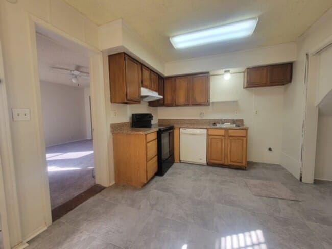 Building Photo - 3 Bedroom Duplex!!!!