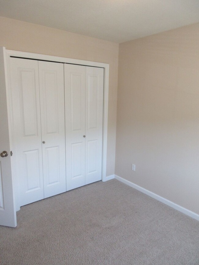 Building Photo - Newer 3 bedroom in South Salem