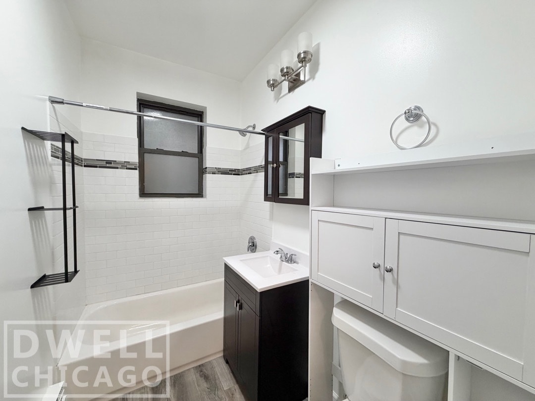 Building Photo - 710 W Roscoe St