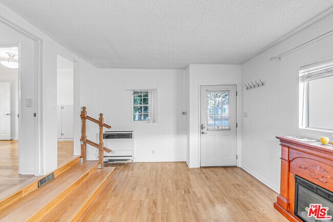 Building Photo - 1352 Ocean Park Blvd