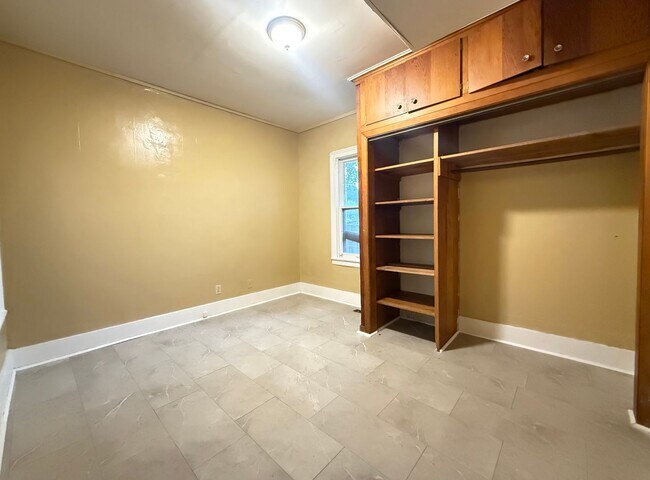 Building Photo - 133 Benton St