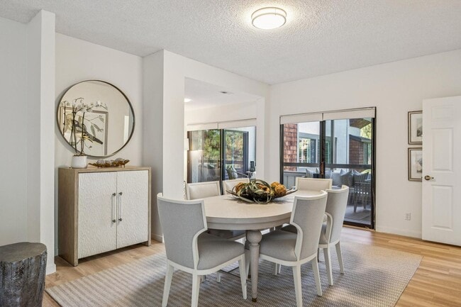 Building Photo - Elegant 2BR Condo with Golf Course Views i...