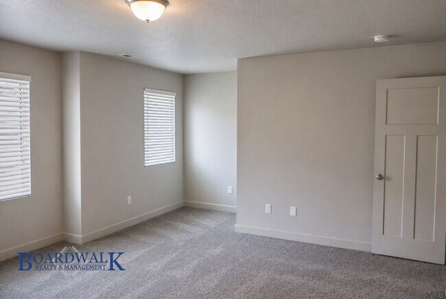 Building Photo - Large Herriman 3 Bed 2 Bath Town Home!
