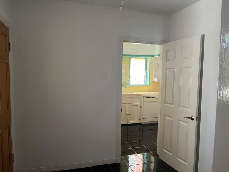 Building Photo - 1452 S Sherbourne Dr