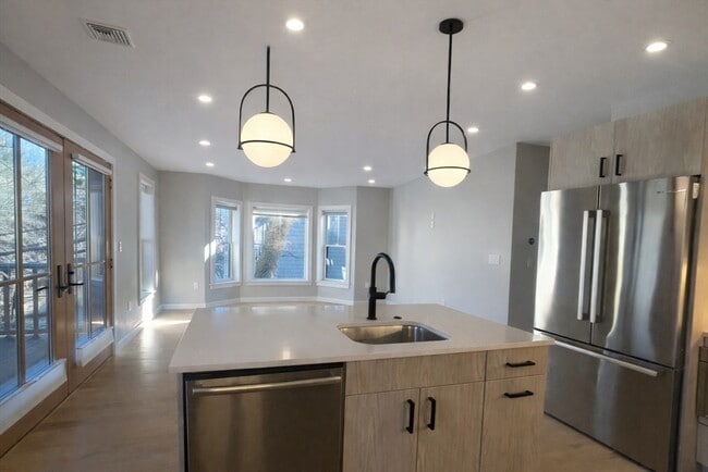 Building Photo - 99 Williams St