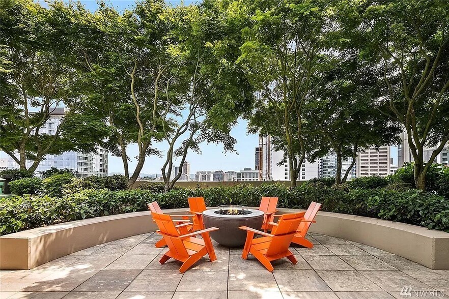 Rooftop Firepit - 819 Virginia St