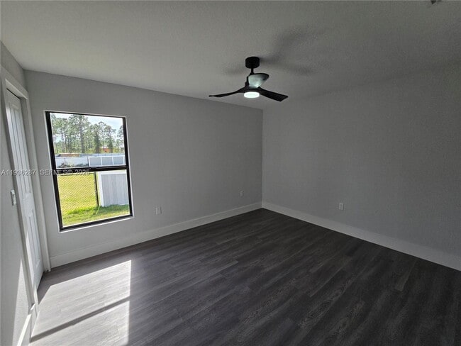 Building Photo - 1605 W 11th St