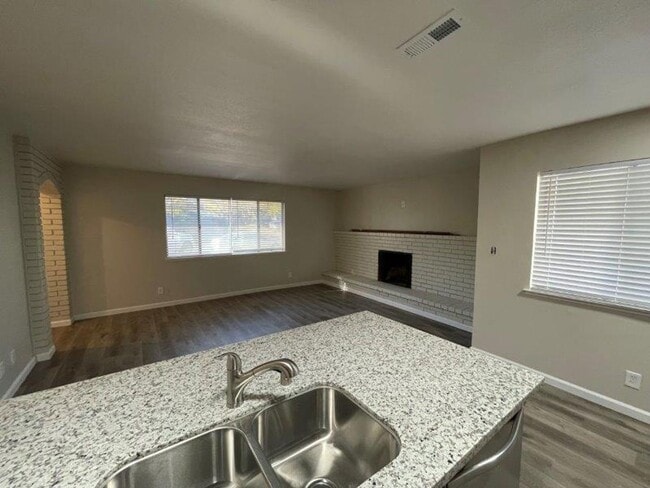 Building Photo - Single Level 2 Bedroom 1 Bath