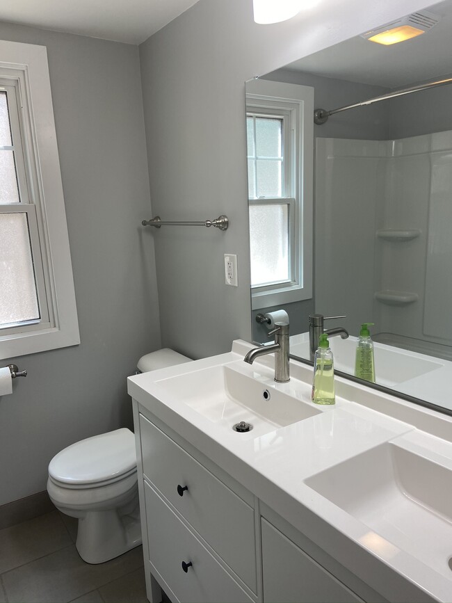 Main bathroom - 27824 Rexford Rd