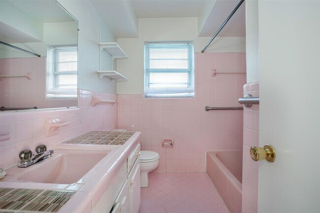 Building Photo - 2 Bedroom, 1 Bath Duplex in Lake Highlands