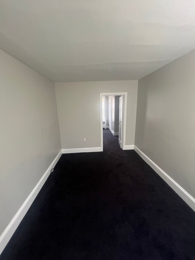 Building Photo - Bright 2-Bedroom with Spacious Bath & Priv...
