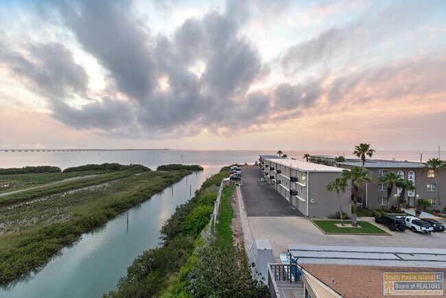 Building Photo - 111 W Sunny Isle Dr