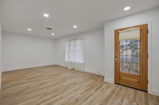 Building Photo - 1705 Elmhurst Dr