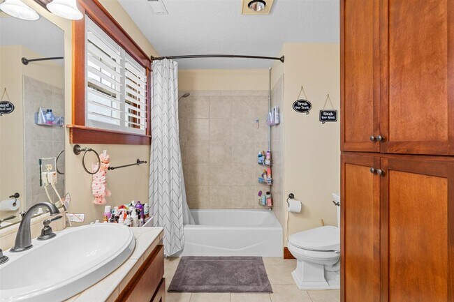 Building Photo - 69 Greenmoor Dr