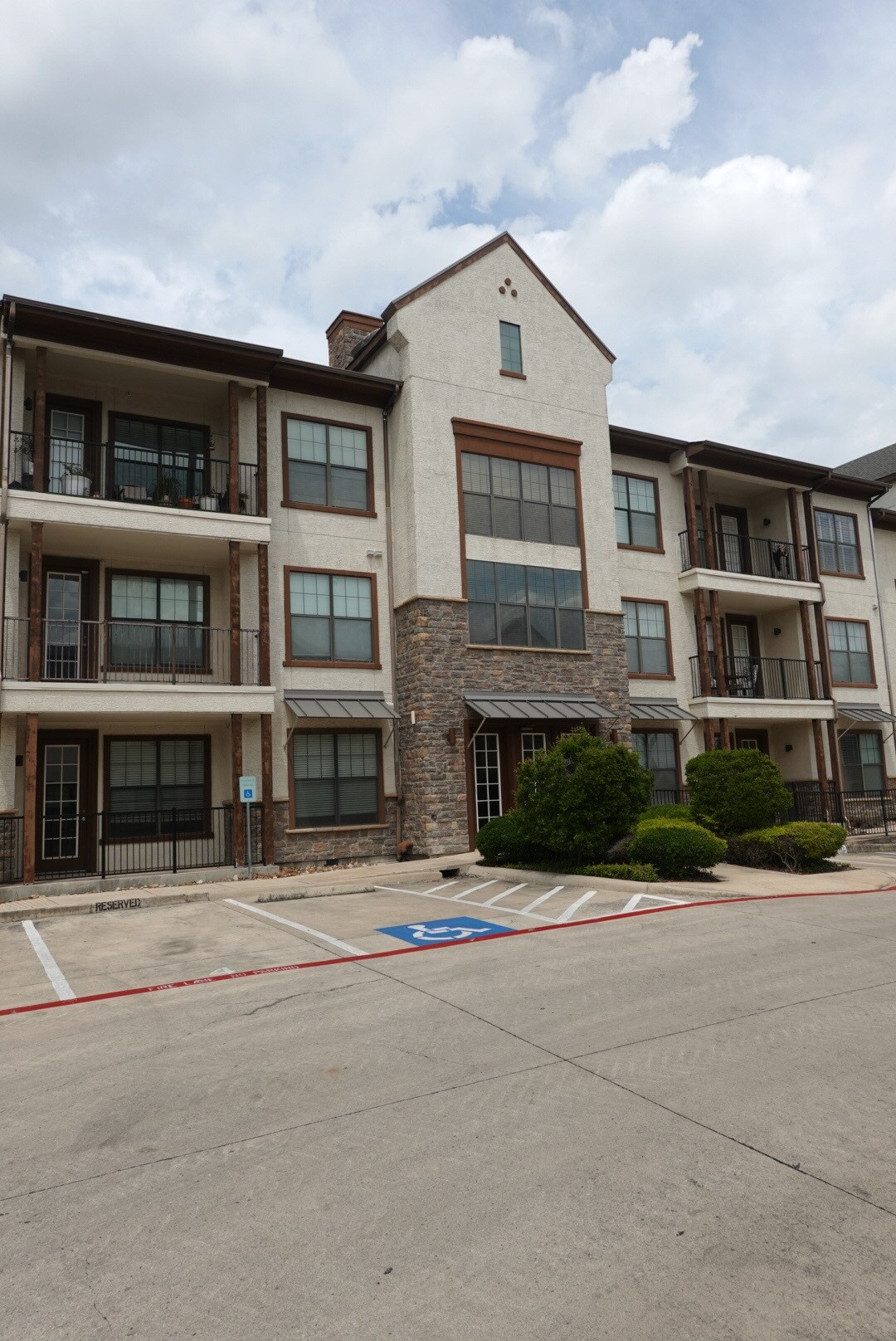 Building Photo - 7342 Oak Manor Dr