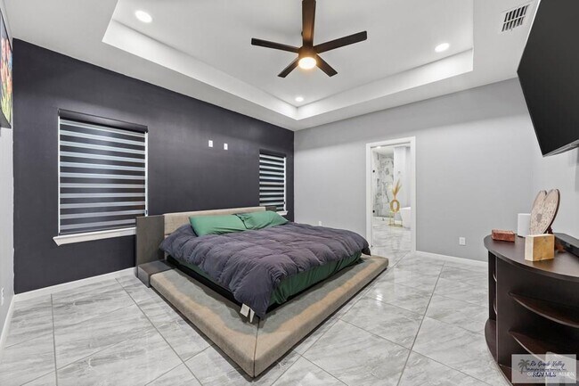 Building Photo - 26 N Queen Palm