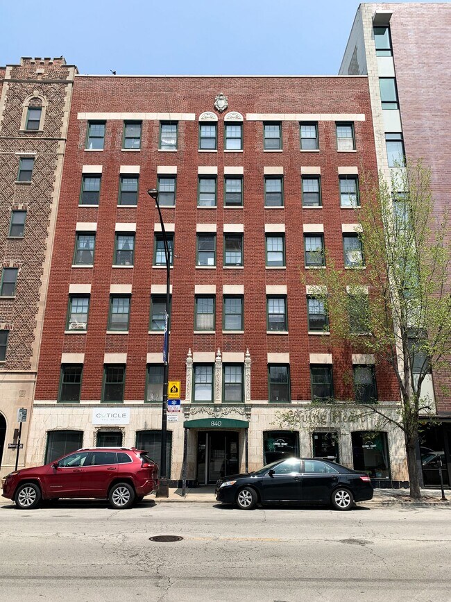 Building Photo - Montrose Beach - Uptown Studio in Elevator...