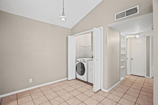 Building Photo - 1601 Faro Dr