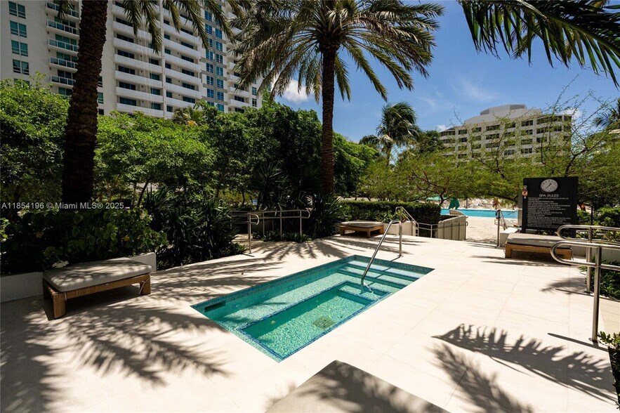 Building Photo - 950 Brickell Bay Dr