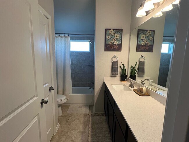 Building Photo - 225 Graver St