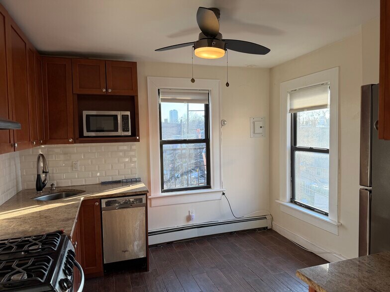 Building Photo - 229 8th St