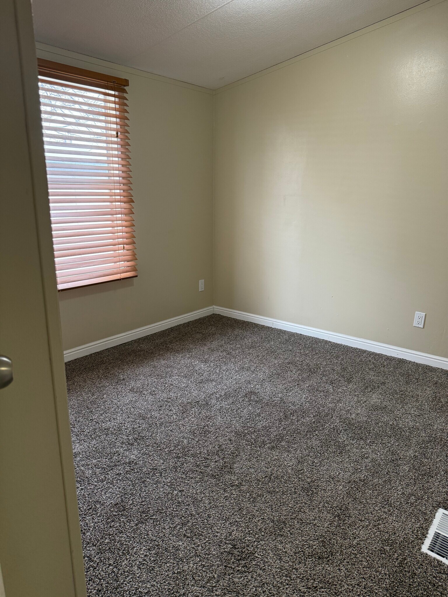 bed 3 - 953 N McCue St