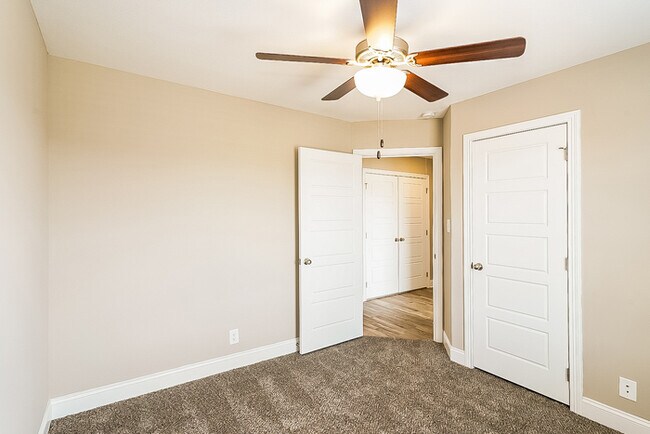 Building Photo - Spacious 4 Bed, 3 Bath Home with Fenced Yard and Garage