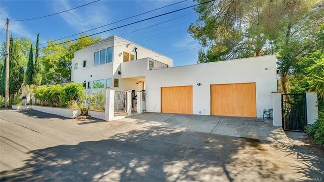 Building Photo - 854 W Avenue 37