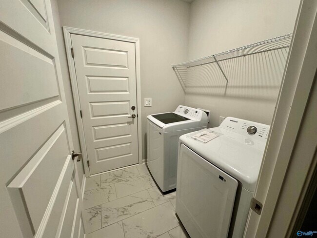 Building Photo - 207 Stockyard Cir