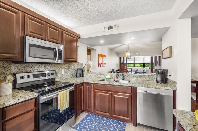 Building Photo - 1719 Whitehall Dr