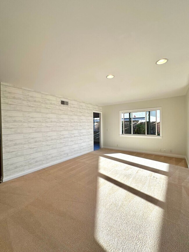 Building Photo - Updated Goleta Home Located in Desirable Santa Barbara Shores