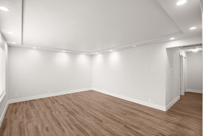 Building Photo - Lovely 3 Bedroom 1.5 bath Milwaukie Charmer.