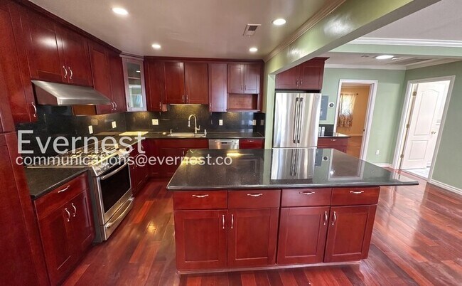 Building Photo - 4 Bed/3 Bath Home with Fenced Yard & Garage / Available Now!