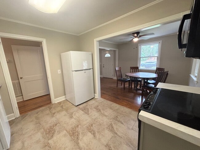 Building Photo - 3 Bedroom 1 Bath Home in Rosewood