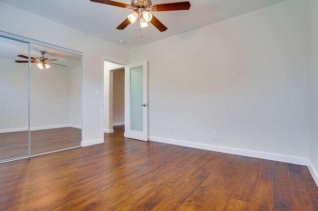 Building Photo - 633 W Hyde Park Blvd