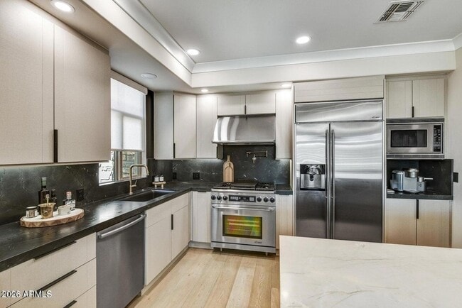 Building Photo - 4909 N Woodmere Fairway