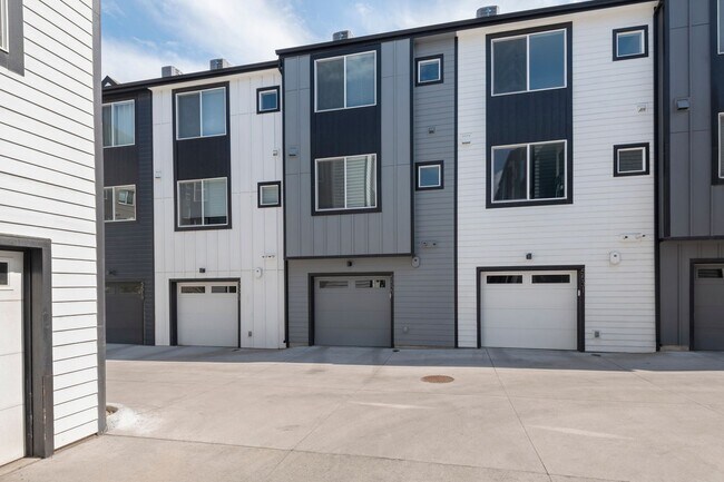 Building Photo - Modern Townhome Living in Lakewood – $2,65...