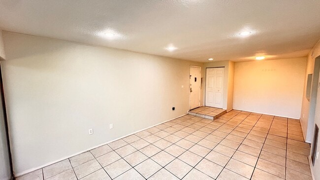 Building Photo - 1/1 Ready for Move In! Heart of Orlando Gated Community with Amenities!