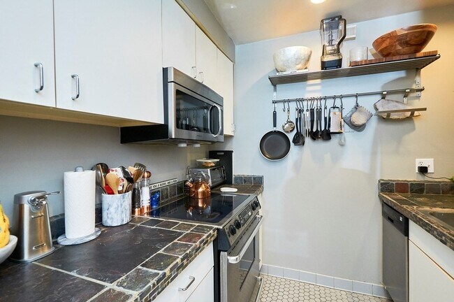 Building Photo - 18 E Springfield St